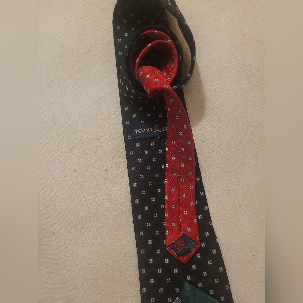 Tommy Hilfiger Men's Necktie 100% Silk Made USA Black, Red & White Pattern